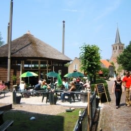 terras van Koffiehuis de Hooiberg in 't Woudt op een zonnige dag in het Westland