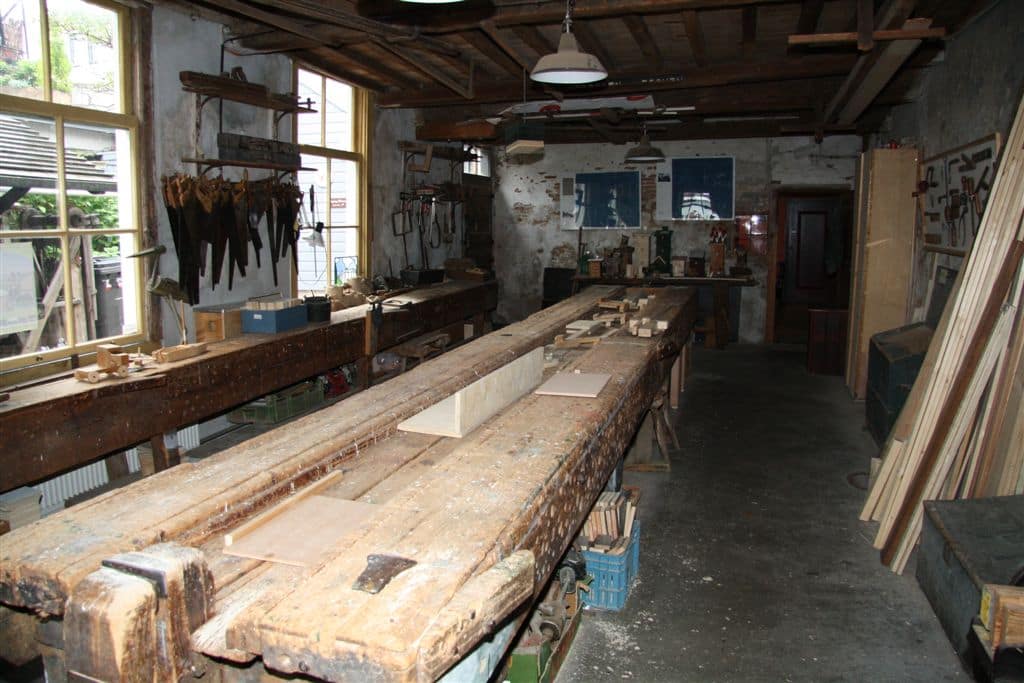 meterslange houten werkbank in Museum De Timmerwerf in het Westland