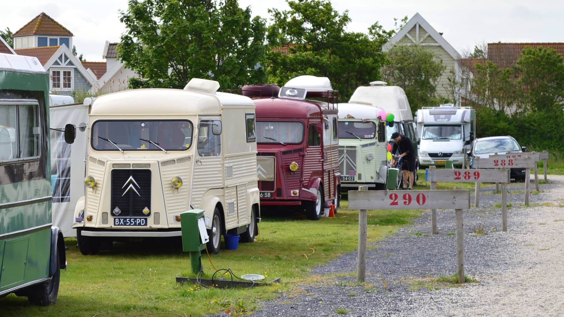 gekleurde oude citroen campers staan achter elkaar geparkeerd op de camping van strandpark Vlugtenburg in het Westland