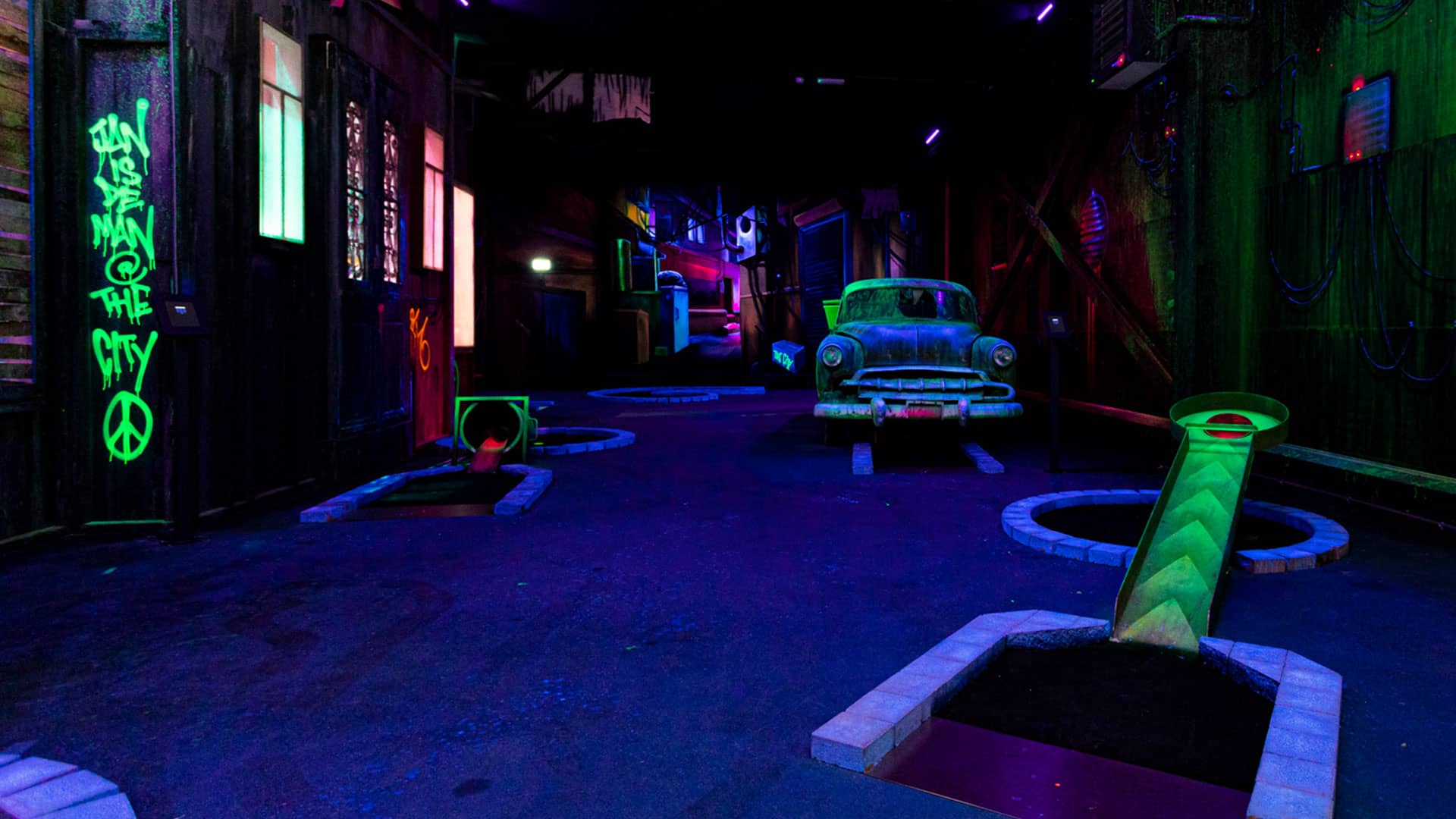 glow in the dark minigolfbaan met een oude amerikaanse auto in entertainment center The City Food & Fun in het Westland