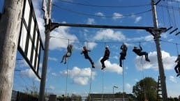 klimmers hangen in de touwen van het hoogteparcours van 2SUR5 in het Westland