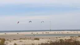 beginnende kitesurfers oefenen bij de Zandmotor in ondiep watern bij Strandopgang Molenslag in het Westland