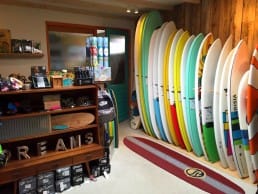winkel van dreams surfshop met assortiment aan surfboards en andere professionele surfbenodigdheden in het Westland