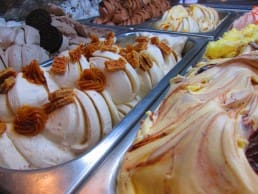 bakken met ambachtelijk gemaakt ijs van IJssalon Vanilla in het Westland