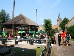 terras van Koffiehuis de Hooiberg in 't Woudt op een zonnige dag in het Westland