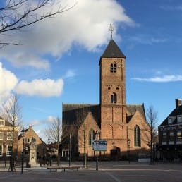Leeg Marktplein in Naaldwijk met op de achtergrond de Oude Kerk en de naastgelegen pastorie waarin nu Restaurant Bij5 zit in het Westland