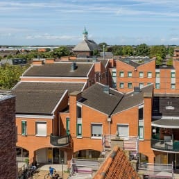 Uitzicht over de daken van het winkelcentrum van 's Gravenzande in het Westland met in de achtergrond de kerktoren