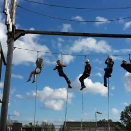 klimmers hangen in de touwen van het hoogteparcours van 2SUR5 in het Westland