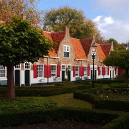 foto van oude huisjes met rode luiken en oranje daken in het Heilige Geesthofje in Naaldwijk in het Westland