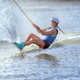 Meisje op een wakeboard op het water achter een kabelbaan van de Wollebrand in het Westland