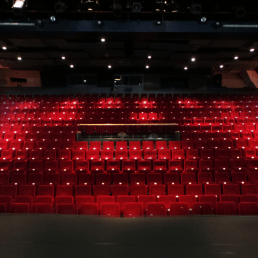 grote zaal met rode pluche stoelen van WestlandTheater de naald in het westland