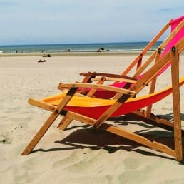 rode strandstoelen op strand westland
