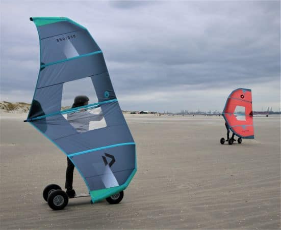 twee wingboards op een leeg strand in het westland