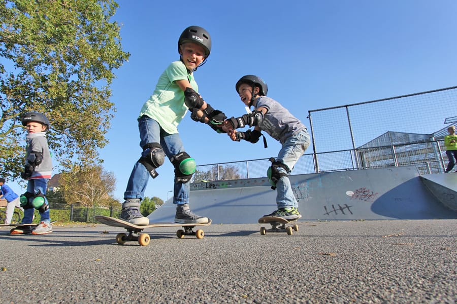 jonge kinderen op skateboards tijdens een skateboardles van Dreams in het Westland