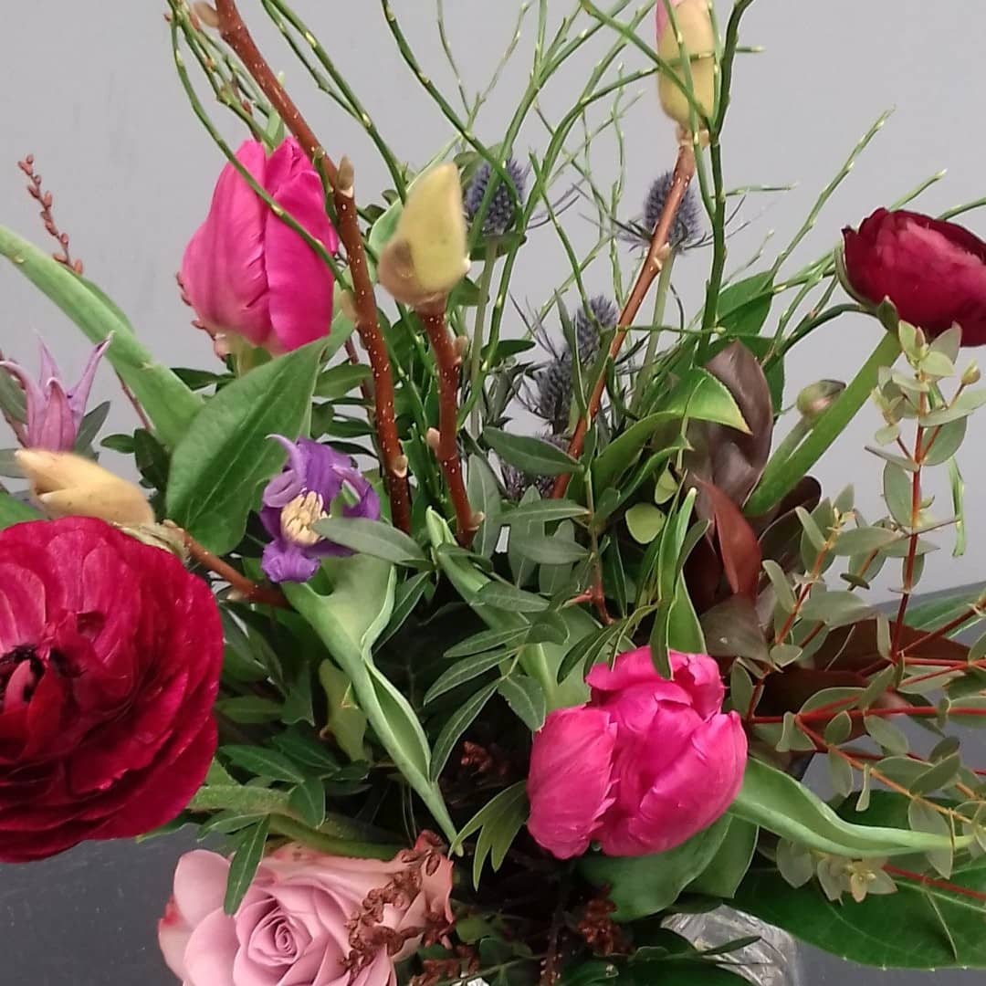 bloemstuk met rode en roze tulpen gemaakt tijdens een workshop bloemschikken bij Het Natuur Atelier in het Westland