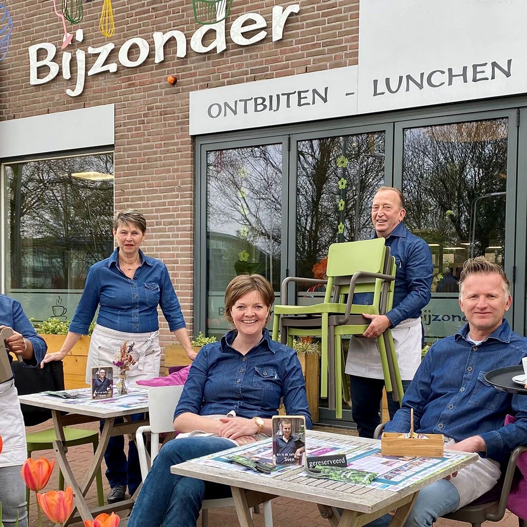 team van Lunchroom Bijzonder poseert op hun eigen terras in het Westland