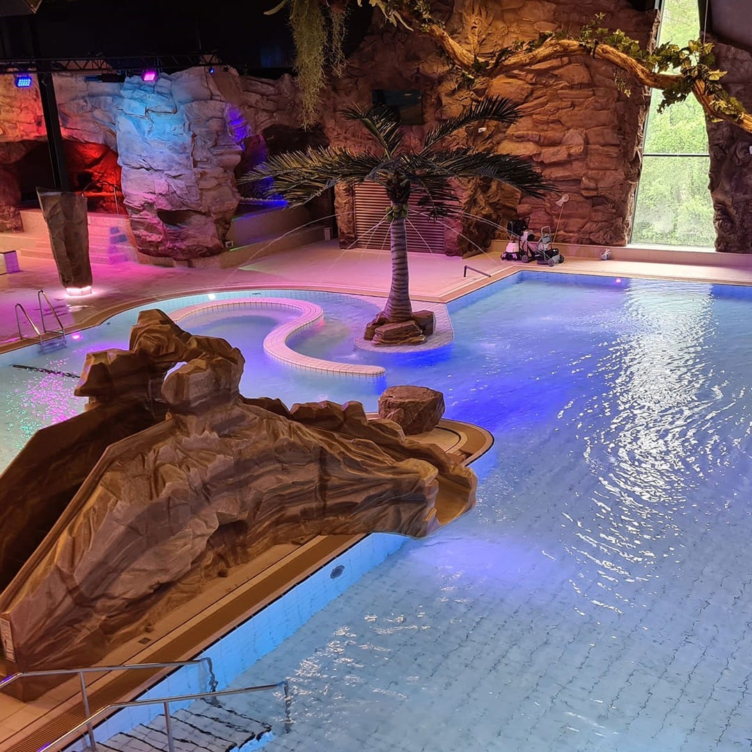 recreatiebad met glijbanen en neonlicht bij zwembad De Boetzelaer in het Westland