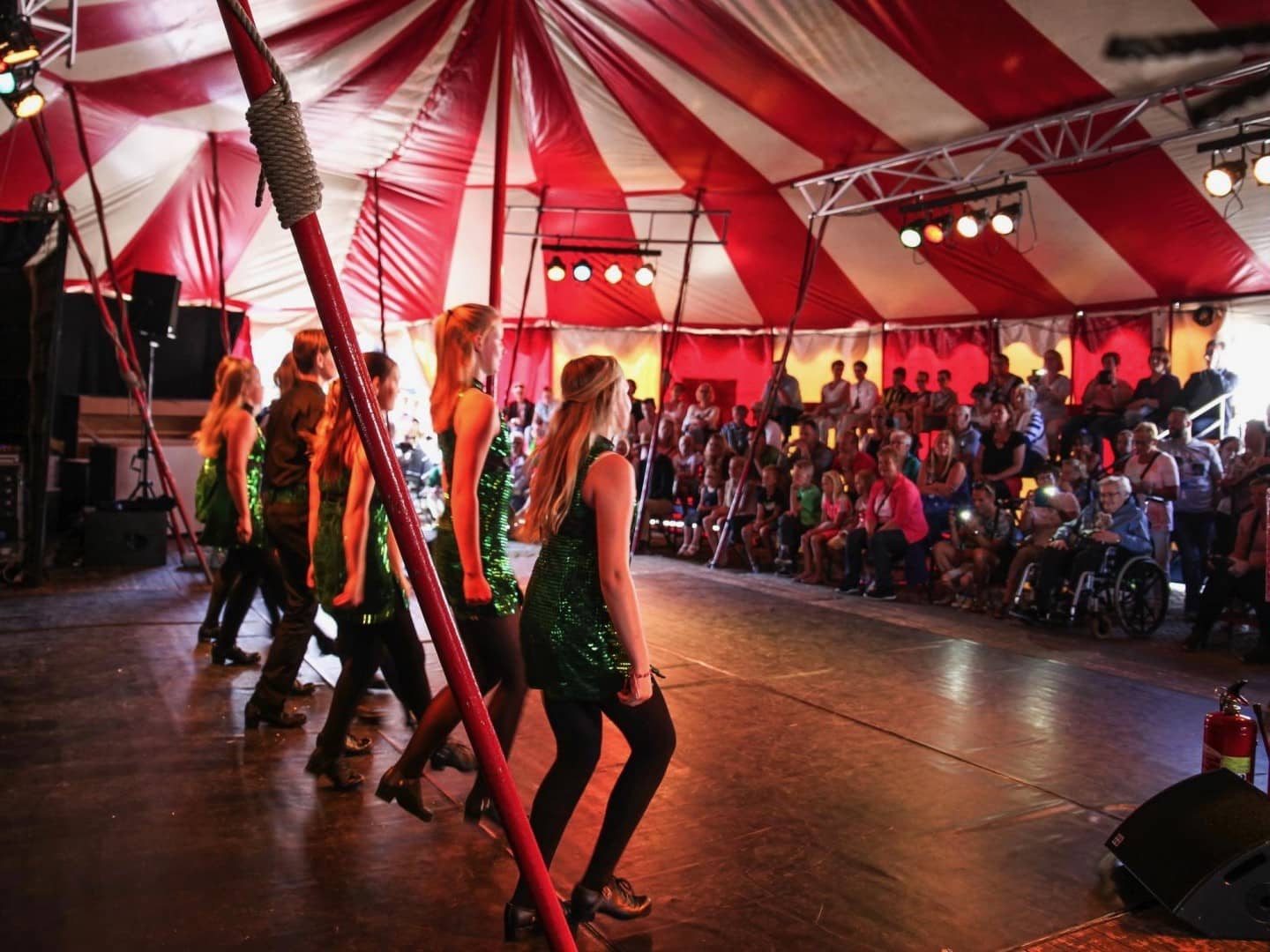 optreden van een groep jonge vrouwen in een rood-wit gestreepte circustent in het Westland