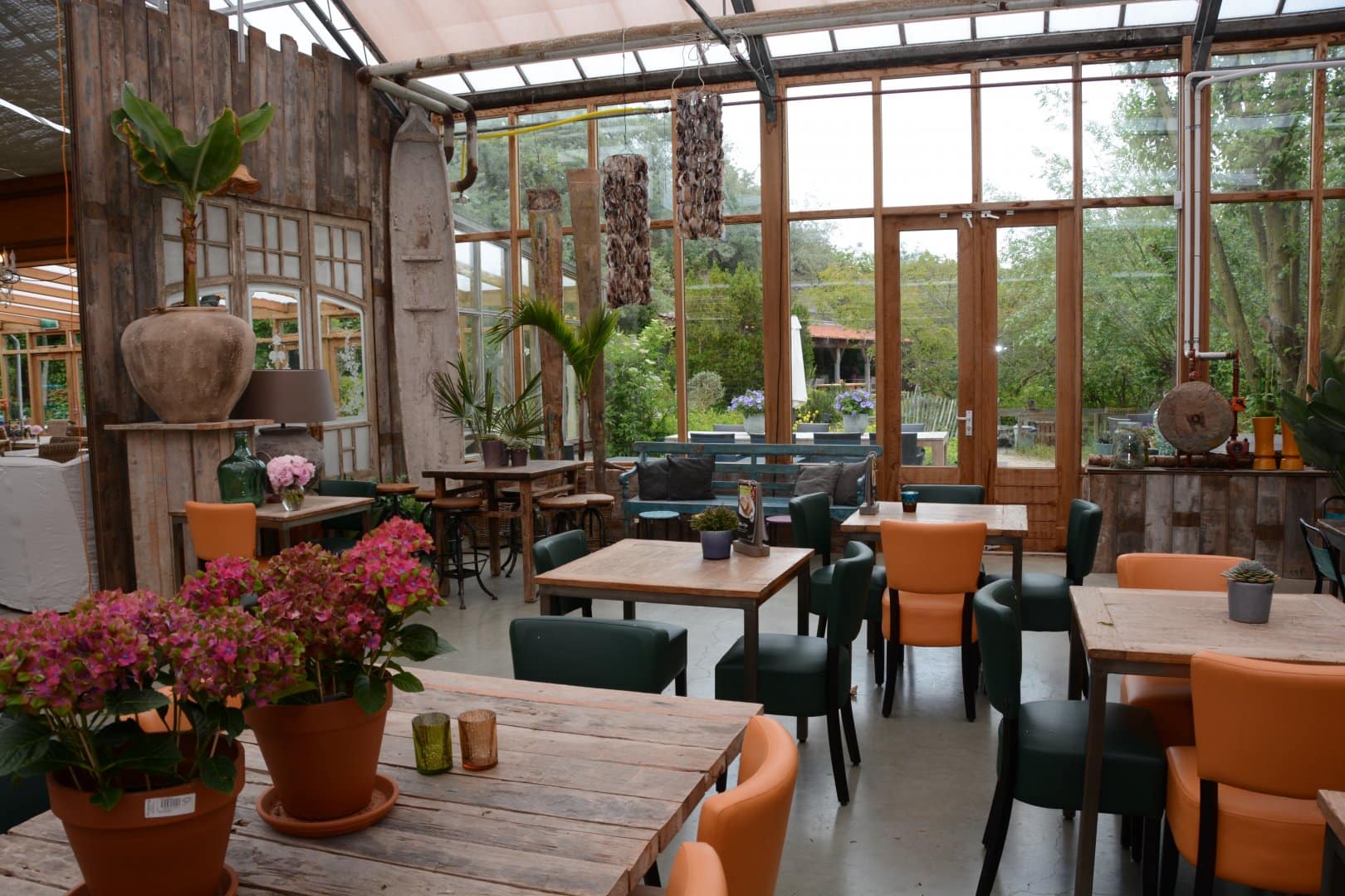 tuincafe met tafels en stoelen van Intratuin 's Gravenzande in het Westland