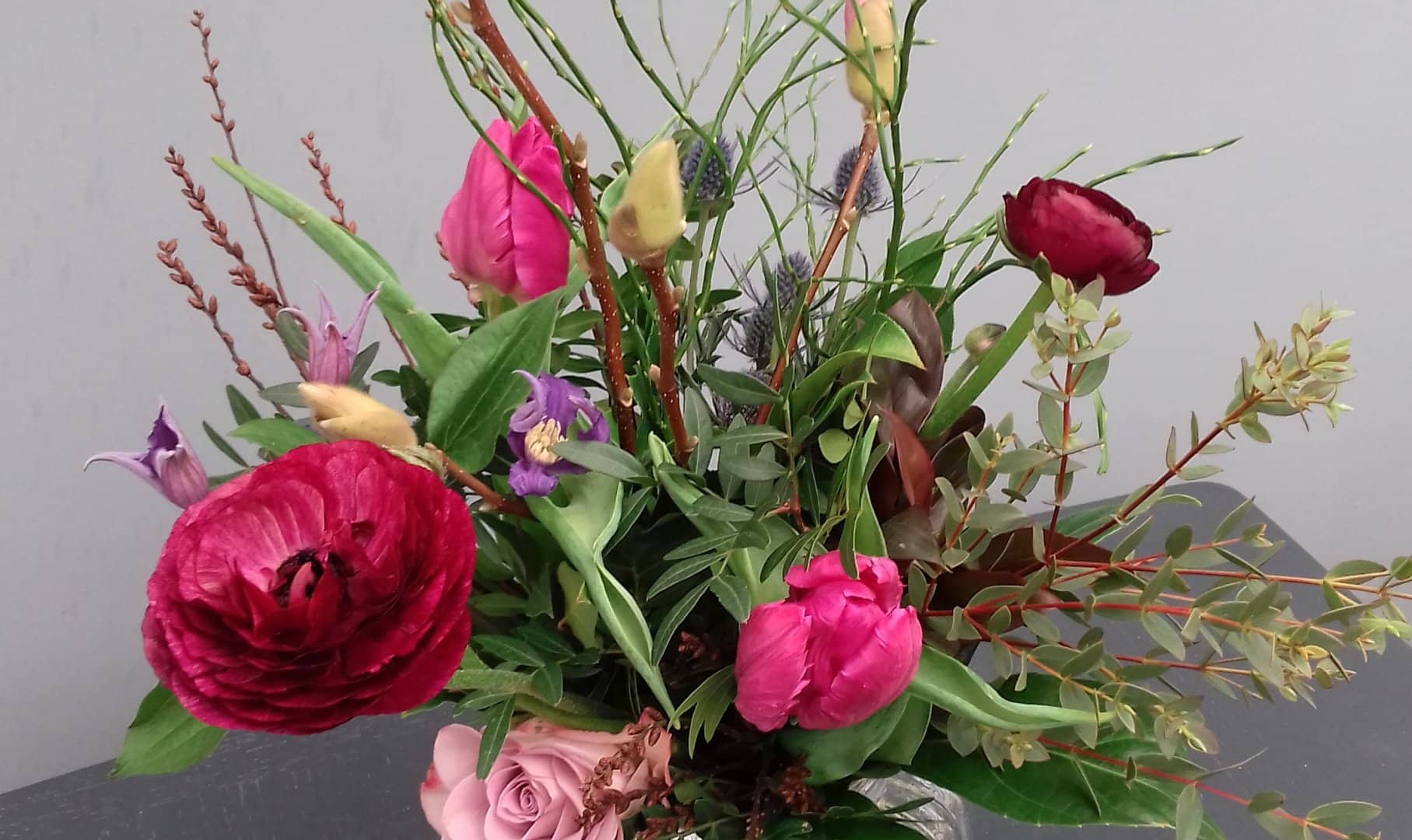 bloemstuk met rode en roze tulpen gemaakt tijdens een workshop bloemschikken bij Het Natuur Atelier in het Westland