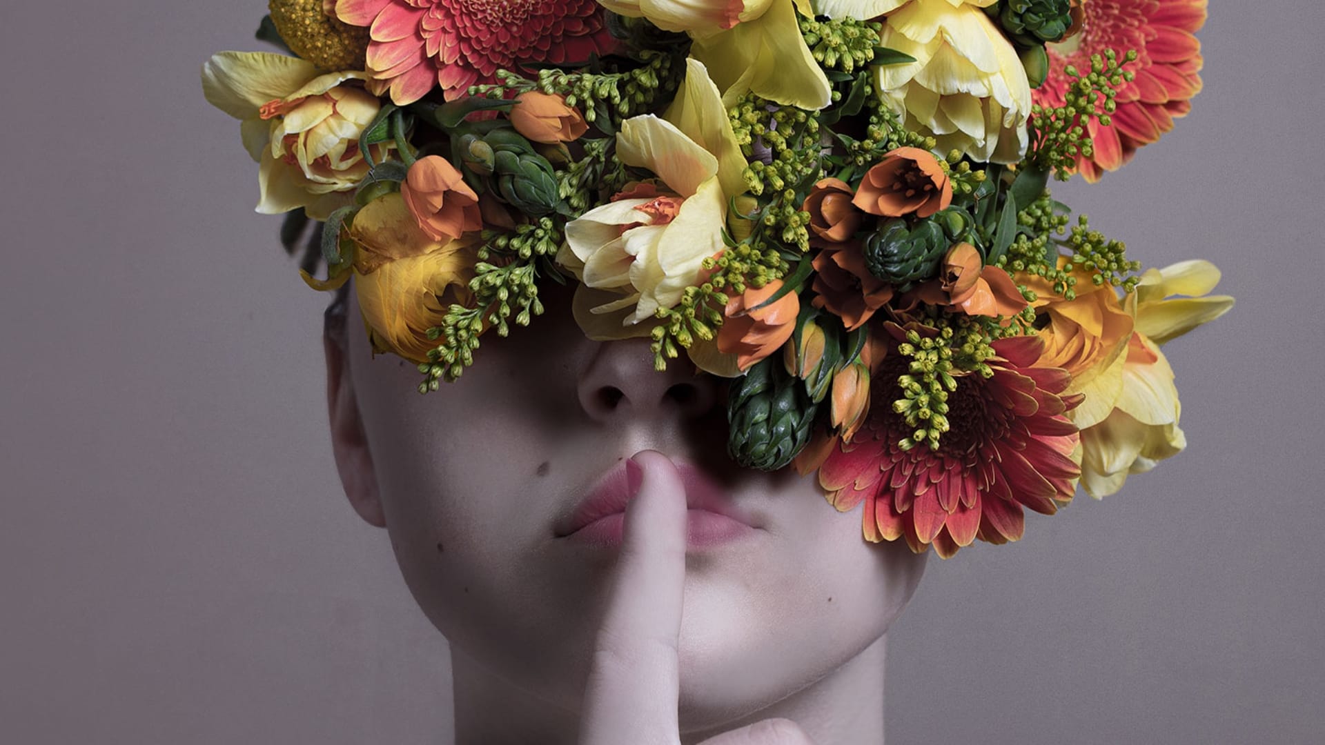 expositie Marieke Snaterse en Anneke Zwolsman hofboerderij Wateringen kunst fotografie vrouw met bloemen op hoofd