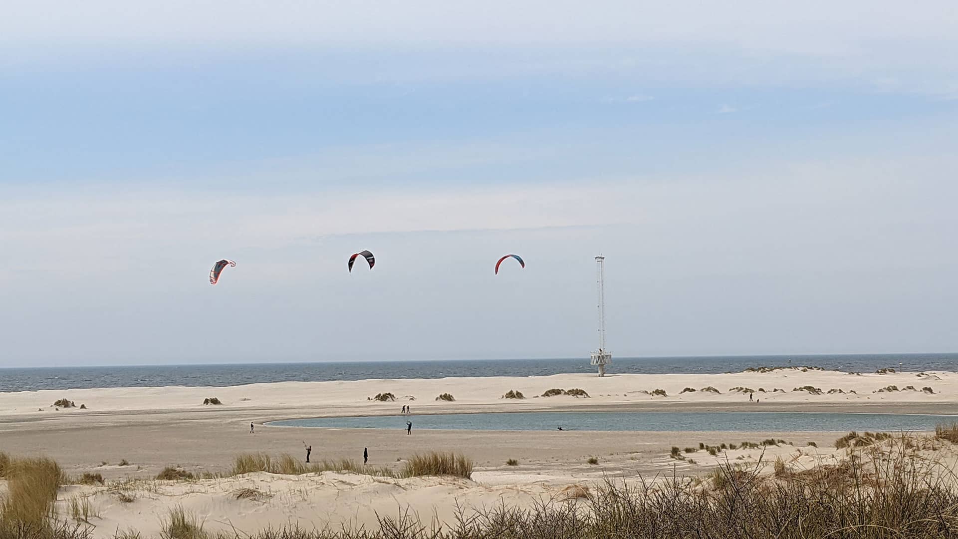 beginnende kitesurfers oefenen bij de Zandmotor in ondiep watern bij Strandopgang Molenslag in het Westland
