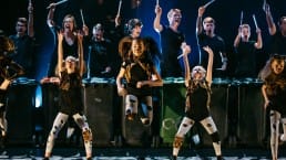 jonge danseressen in zwart-witte kleding treden op tijdens een festival van Westland Cultuurweb in het Westland