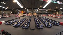 alle karts van de grootste indoor kartbaan van Europa staan klaar op de startpositie op de kartbaan in het westland