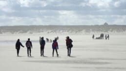 zandmotor excursie groep leerlingen op het strand joost de kurver westland