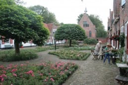 Hofje in Naaldwijk waarvoor in 1627 door Frederik Hendrik een stichtingsakte werd afgegeven voor de bouw van 20 armenhuisjes, een ziekenzaal en de kapel, nu een monument in het westland