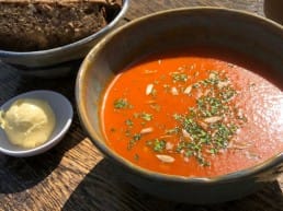 bord verse tomatensoep gemakt na afloop van een soepfietsroute met Fietsen voor m'n eten in het Westland