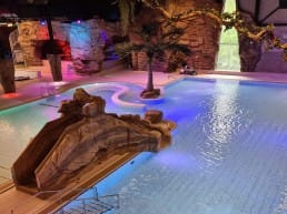 recreatiebad met glijbanen en neonlicht bij zwembad De Boetzelaer in het Westland