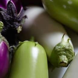 foto van verschillende typen aubergines met verschillende kleuren als paars, wit en groen van auberginekweker van Luijk uit het Westland