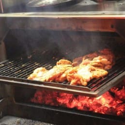 gegrilde kip op een rack in de KOPA houtskooloven van Restaurant Het Galjoen in het Westland
