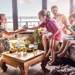 gezin uit eten strandtent twee kinderen bitterballen