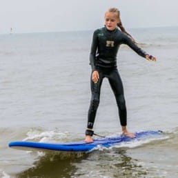 meisje op surfboard surfles westland 's gravenzande surfen