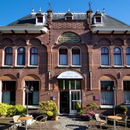 foto van de buitenzijde van het historische pand van familiehotel Saint Vincent in het Westland in Poeldijk