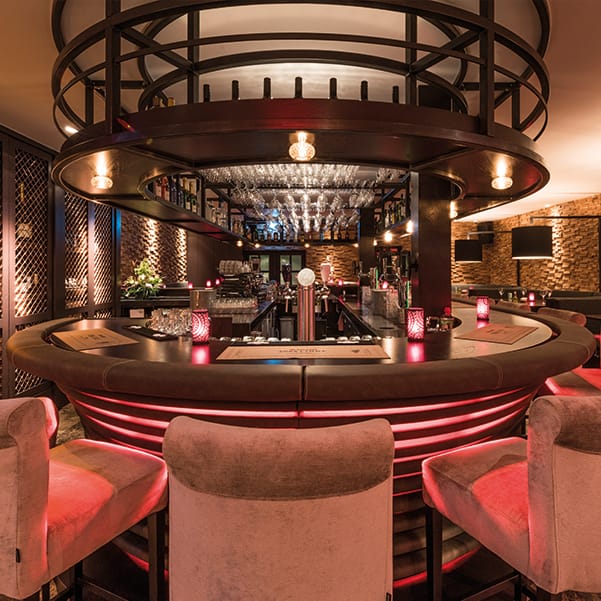 bar van Hotel-Restaurant Unicum Elzenhagen met hoge stoelen en rood ledlicht